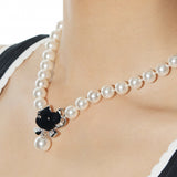 Paradise / Bear Head Bow Pearl Necklace