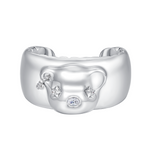 YVMIN Paradise metal bear head bracelet featuring a detailed bear design on a sleek metal band.