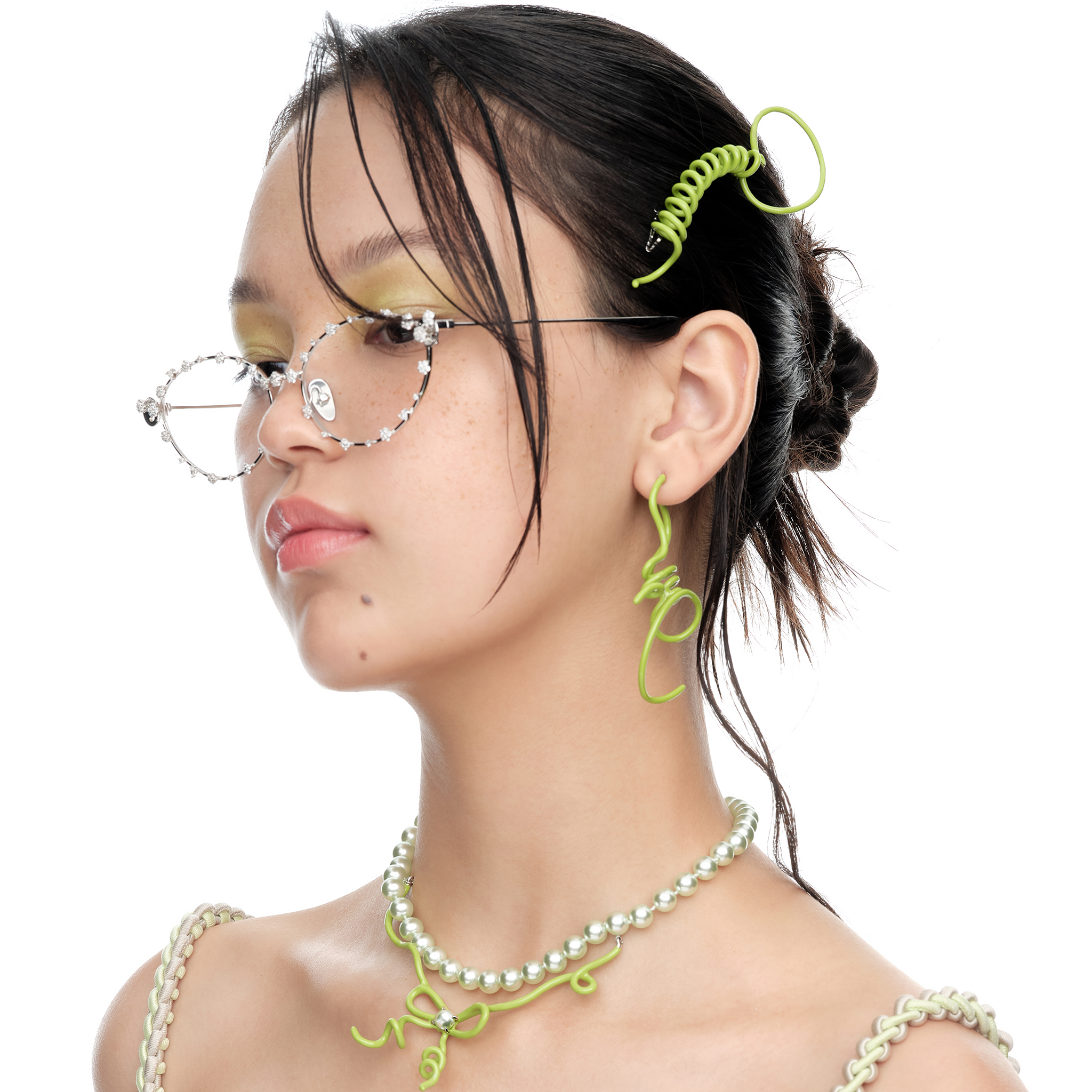 YVMIN Paradise Vines Bowknot Hair Pin featuring a delicate bow design and vine motif, perfect for elegant hair accessories.