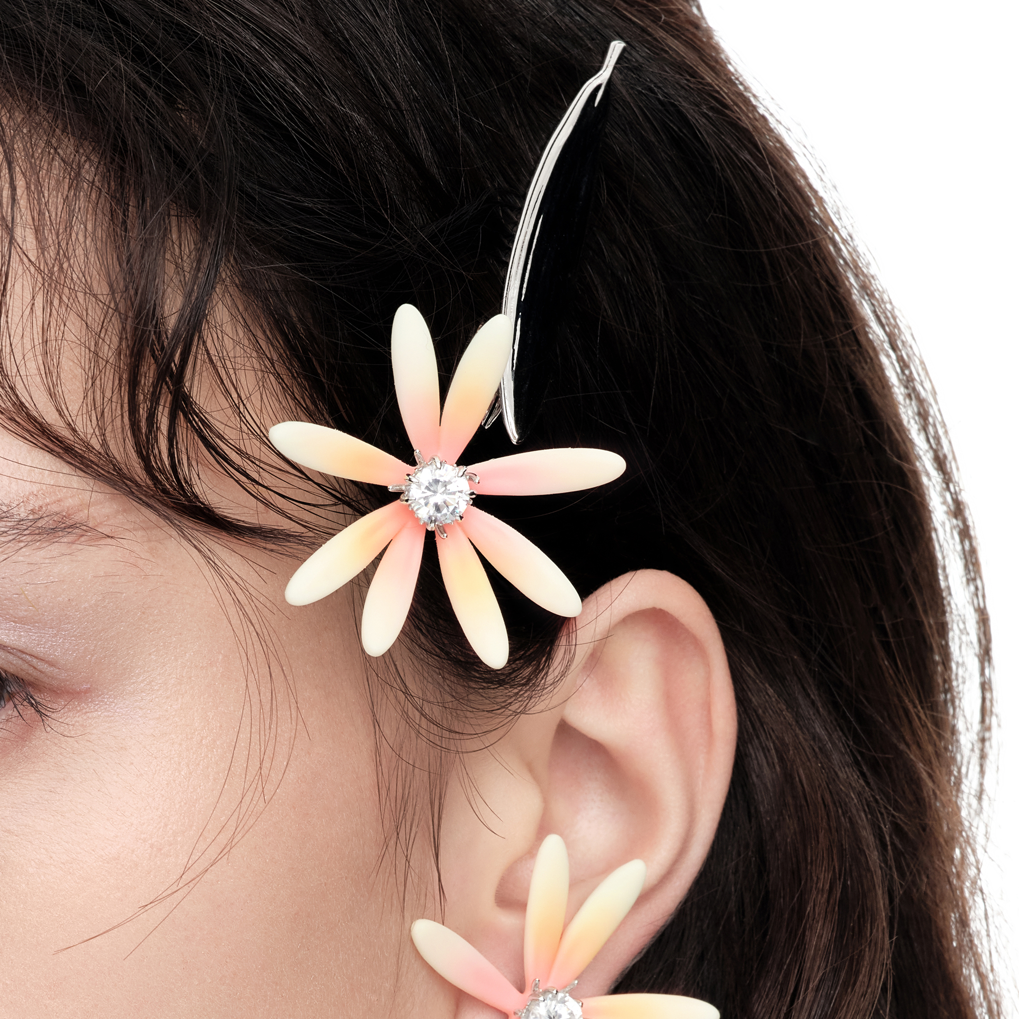 YVMIN Paradise Daisy Leaf Hair Clip with decorative floral and leaf design, perfect for stylish hair accessories