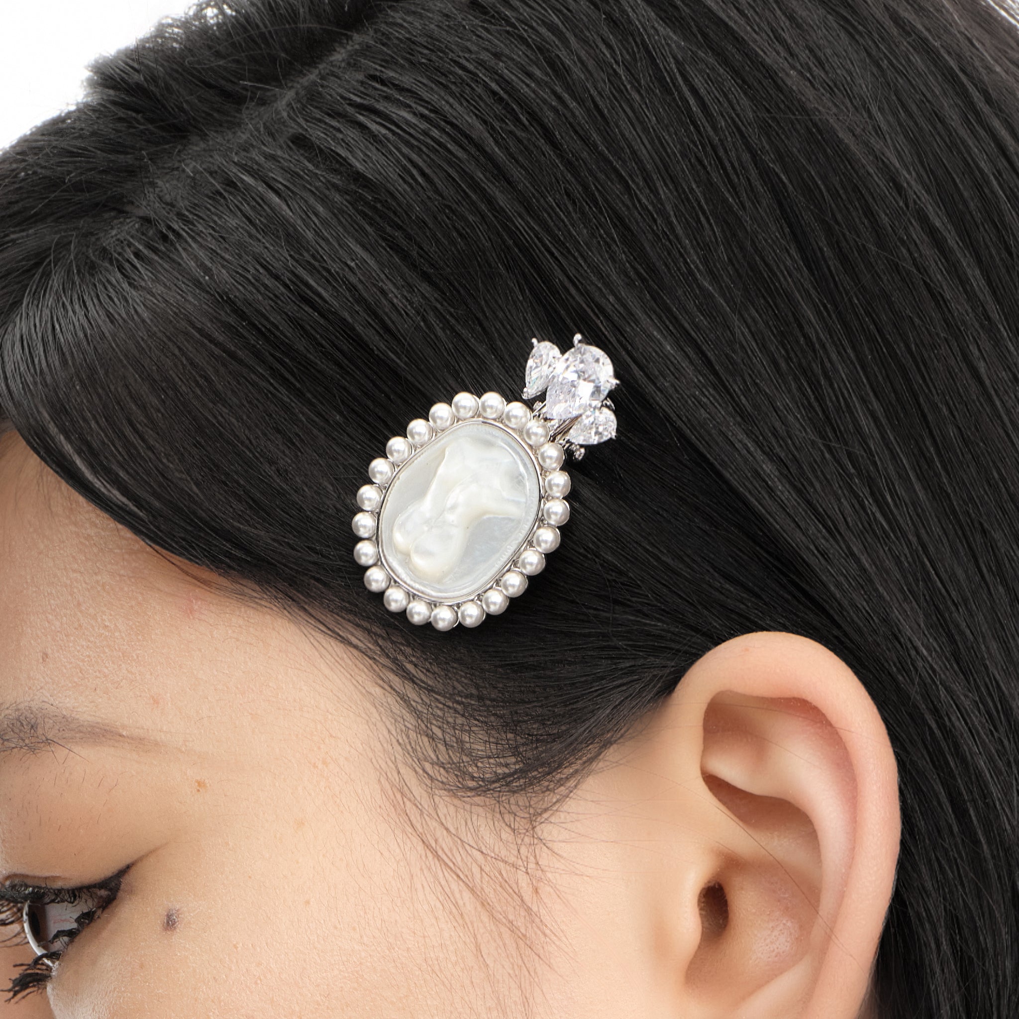 YVMIN Shell Sculpture Back Pearl Hair Pin featuring a shell design and pearl accents for elegant hair styling.