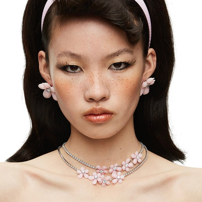 【YVMIN xSHUSHUTONG】ローズモチーフネックレス YVMIN X SHUSHUTONG / Natural Gemstone Cross Flower Chain